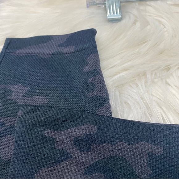 Spanx Look At Me Now Seamless Cropped Legging Camo size M Medium - Picture 11 of 11